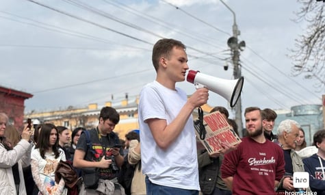 «У нас є Епштейн вдома». У Києві студенти мітингують проти ректора КНУ Бугрова через оприлюднене секс-відео (ФОТО, ВІДЕО)