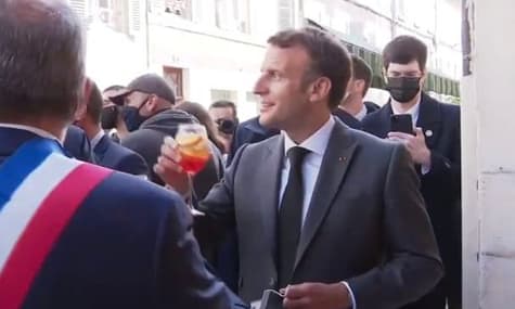 «За Украину!»: Макрон поднял бокал под украинский тост после открытия террас во Франции