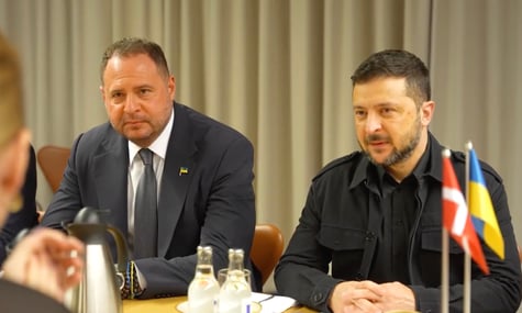 Президент Володимир Зеленський та керівник Офісу президента Андрій Єрмак під час з прем’єркою Данії Метте Фредеріксен Президент Володимир Зеленський та керівник Офісу президента Андрій Єрмак під час з прем’єркою Данії Метте Фредеріксен