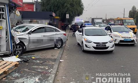 У Києві таксист влетів у зупинку: двоє людей загинули, ще двоє постраждали
