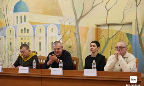 Звільнених білоруських опозиціонерів відправили в Україну без паспортів. Бранці подякували за те, що їх прийняли