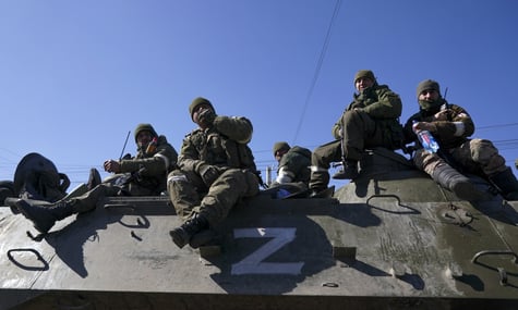 росія намагається «романтизувати» військові контракти, щоб вербувати молодь в окупації — ЦПД