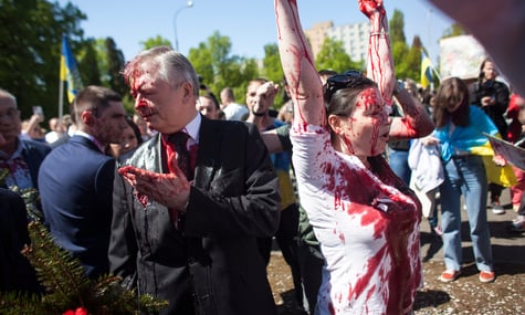 російський посол Сергій Андрєєв, на якого під час акції українських активістів потрапив буряковий сік, Варшава, Польща, 9 травня 2022 року