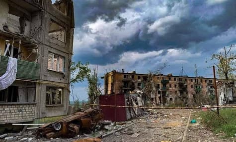 В Луганской области россияне призывают людей прийти на псевдореферендум. Беженцам за это обещают решение проблем