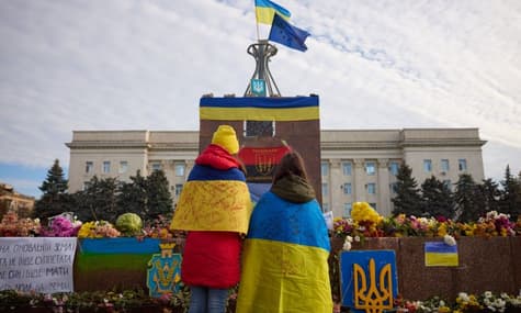 В освобожденном Херсоне подняли флаг Украины: вот как это было (ФОТО, ВИДЕО)