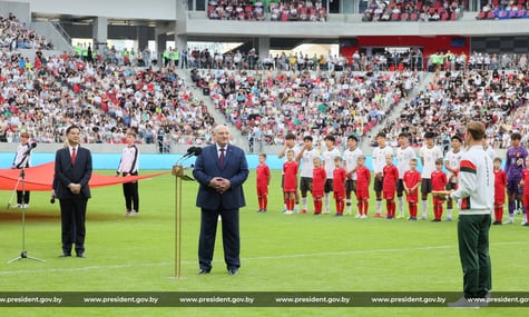 Лукашенко запропонував поставити в Мінську памʼятник Сі Цзіньпіну. Це за подарований стадіон