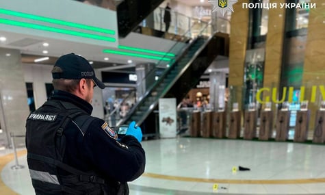 Поліціянти працюють на місці інциденту у ТРЦ «Гулівер» у Києві, 15 квітня 2026 року