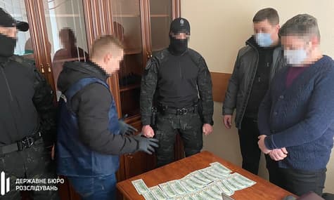 Керівників Нацагентства з акредитації зловили на хабарі: створили корупційну схему з видачі документів — ДБР