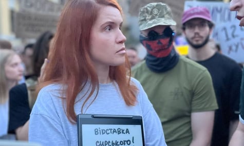Депутатка Безугла, яка голосувала за закон щодо НАБУ і САП, прийшла на мітинг проти нього. Люди кричали «Безуглу геть!»