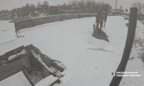 Евакуація померлого чоловіка з села Олександрівка на Дніпропетровщині