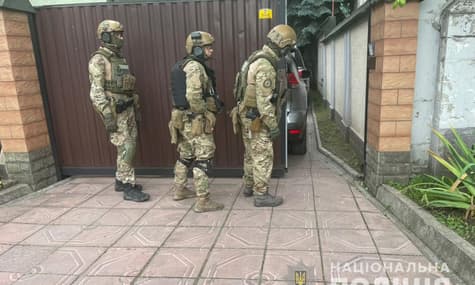 В Днепропетровской области мужчина забаррикадировался от полиции и угрожал самоубийством. После переговоров он сдался