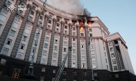 У Києві після російських атак спалахнула будівля уряду (ДОПОВНЕНО)