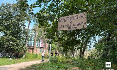 «Пиляють теремківський парк, прикриваючись планом стійкості». У Києві на Теремках люди стоять проти вирубки лісів