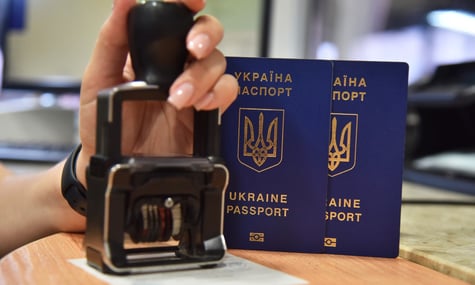 Українцям скасували продовження терміну дії закордонних паспортів: що варто знати