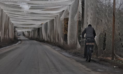 «Пишаються, що це допоможе врятувати життя»: рибалки з Франції передають Україні старі сітки для захисту від дронів