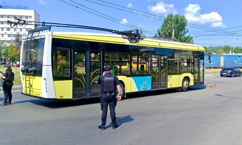 У Львові водій тролейбуса помітив на дорозі гранату