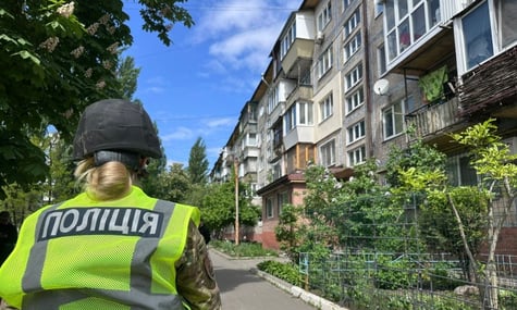 Поліція біля будинку, який погрожував підірвати мешканець