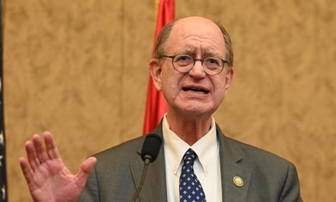 Конгресмен, якого сфотографували за переглядом еротичних знімків, звинуватив у цьому Ілона Маска: Він зруйнував алгоритм