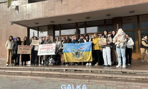 В Івано-Франківську рідні бійців 102 бригади зібралися на пікет: вимагали вивести з критичних позицій