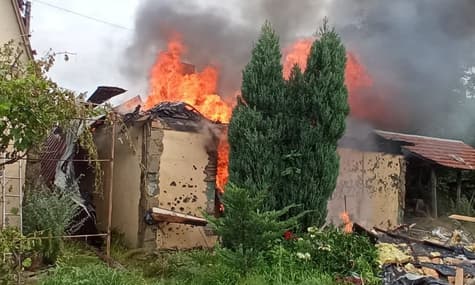 Бойовики знову обстріляли житловий квартал на Донеччині: один з ушкоджених будинків згорів дощенту