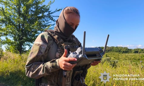 Правоохоронці розшукують чоловіка, який поранив двох поліціянтів на Буковині