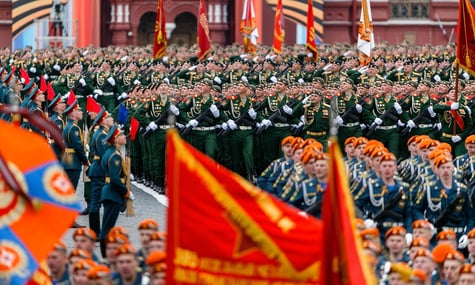 російські військові на параді 9 травня 2017 року