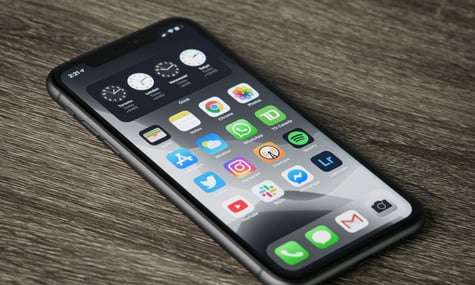 Мільйони «айфонів» в Україні під загрозою через шпигунське ПЗ? Зловмисники могли зламати сервер уряду — звіт