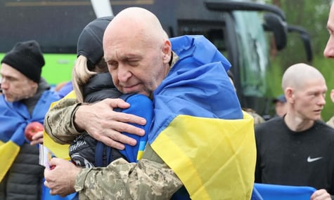 «Несколько дней назад купила мужу домашние тапочки». Поэтесса Стомина подтвердила возвращение мужа из плена