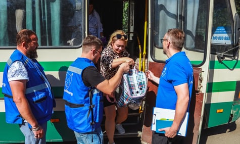 «Були вимушені засинати на асфальті»: Волонтер розповів, що у Павлограді переповнений транзитний центр для евакуйованих