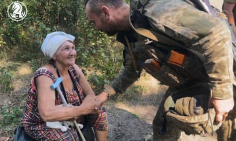 «Дочка, нас вывезли». Украинские военные на БМП Bradley эвакуировали гражданских из села на линии столкновения