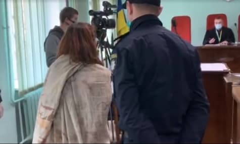 Суд отправил под стражу харьковчанку, которая убила дочь и ходила с ее головой