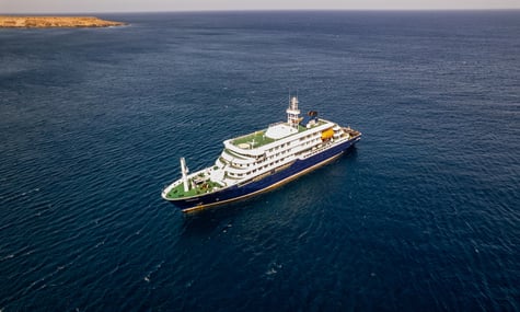 Круїзний лайнер MV Hondius біля порту Праї, столиці Кабо-Верде, 5 травня 2026 року