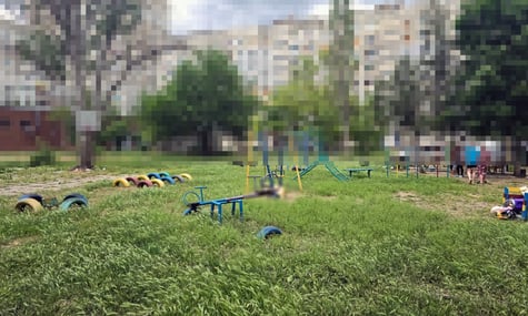 Дитячий майданчик у Херсоні, по якому поцілили росіяни