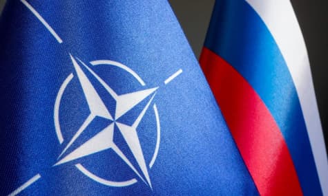 NYT: НАТО разделился на два лагеря. Одни хотят «поставить россию на колени», а другие — поддерживать с ней связь