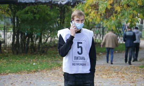 Як відбувається «опитування» Зеленського? Не всюди, незрозуміло і, схоже, з порушеннями