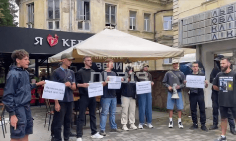 Львів'яни на акції вимагають звільнити лікаря, який паркувався на місці, виділеному для ветерана з ампутацією