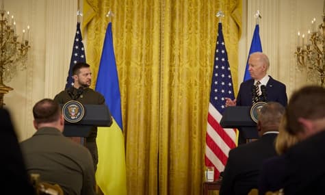 США досі не готові надати Україні потужнішу зброю, але мають три моделі дипломатичного завершення війни — WP