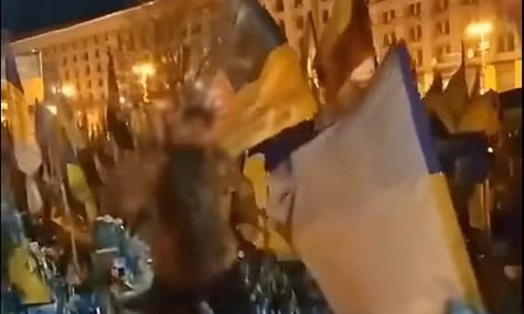 Іноземець танцював на меморіалі загиблим захисникам у Києві: поліція звернулася в міграційну службу