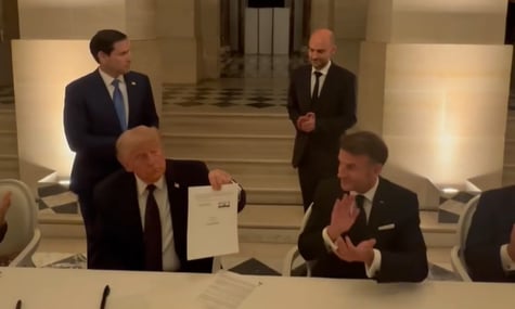 Президент США Дональд Трамп демонструє підписаний ним меморандум про взаєморозуміння між США та Іраном, Париж, 17 червня 2026 року