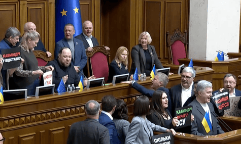 «Уряд геть!»: депутати заблокували трибуну парламенту з вимогою відправити у відставку весь Кабмін