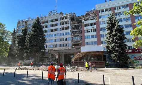 В Николаеве раздались взрывы. Осколки повредили гостиницу и ТЦ в центре города (ДОПОЛНЕНО)