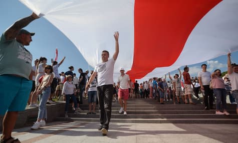 «Саша, тебе звільнено!». Сотні тисяч людей на найбільшій в історії Білорусі акції (фото)