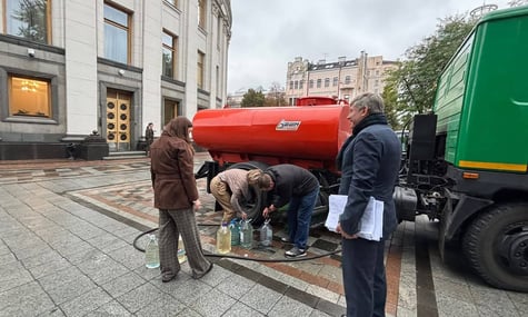 У Верховній Раді також немає води через російську атаку. Її підвезли машиною — депутатка