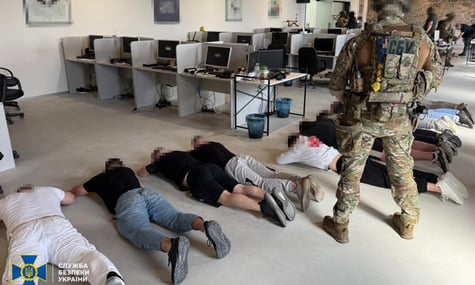 Обкрадали громадян ЄС: правоохоронці України та Чехії викрили колцентр на Закарпатті