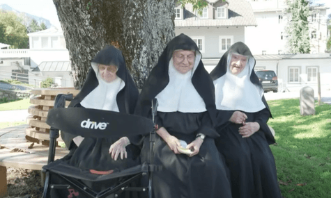 Три літні черниці, яким дозволили лишитись у старому монастирі в Альпах в обмін на відмову від Instagram, не прийняли умови