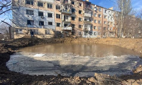 В Херсоне русский снаряд прилетел во двор многоэтажки: образовалась воронка с водой