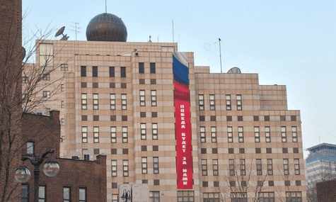 Сеул змусив посольство росії зняти банер із написом «Перемога буде за нами» зі своєї будівлі