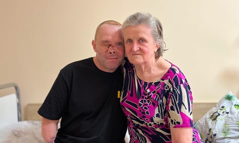 «Носила мене під серцем. А потім з-під мене пелюшки». Як витримати 40 операцій пораненого сина