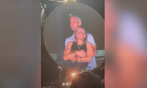 Посадовиця компанії, яка потрапила у вірусне відео обіймів із колегою на концерті Coldplay, пішла у відставку