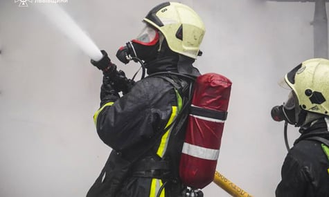 Рятувальники ліквідують наслідки нічної атаки на Львівщину, 6 грудня 2025 року Рятувальники ліквідують наслідки нічної атаки на Львівщину, 6 грудня 2025 року